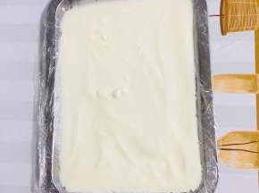 把酸奶倒进平盘里，再把平盘震几下，让酸奶平铺在盘中！