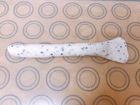 搓成长条后，把一头擀开