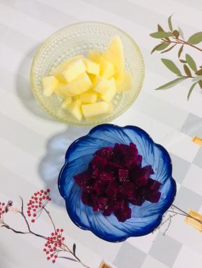 苹果削皮切成小丁，红心火龙果切成小丁备用！（也可以换成自己喜欢的水果！）