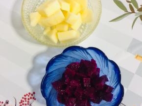 苹果削皮切成小丁，红心火龙果切成小丁备用！（也可以换成自己喜欢的水果！）