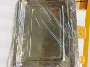 找一个平盘，铺上保鲜膜，这样方便脱模！