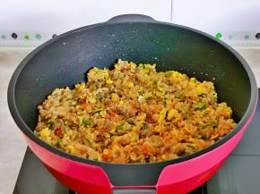 最后加入煎好的鸡蛋，翻炒均匀即可关火。