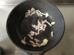 倒入肉丝，开始翻炒，洗净后尽量沥干水分，不然放入油会飞溅。