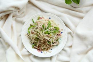 装盘即可！全程大火炒，速度略微快一些！好吃的青椒肉丝炒豆芽就这么炒好啦！