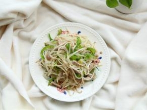 装盘即可！全程大火炒，速度略微快一些！好吃的青椒肉丝炒豆芽就这么炒好啦！