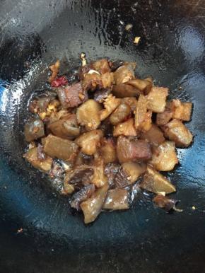 加入一勺味极鲜酱油翻炒均匀！

