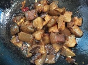 加入一勺味极鲜酱油翻炒均匀！

