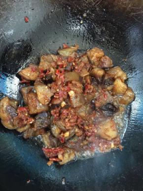 放入自制的辣椒黄豆酱翻炒片刻！

