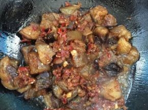 放入自制的辣椒黄豆酱翻炒片刻！

