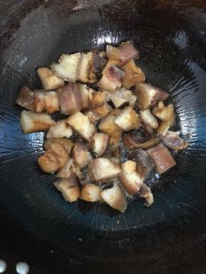 锅烧热倒入少许油，放入腊猪蹄煸炒至变色，出油！

