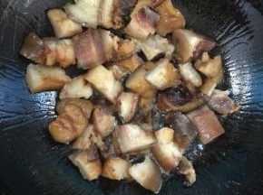 锅烧热倒入少许油，放入腊猪蹄煸炒至变色，出油！

