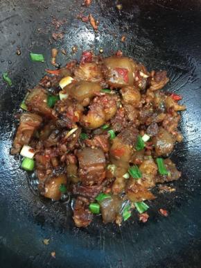 起锅前加入蒜苗翻炒均匀后，再加入适量鸡精调味即可！


