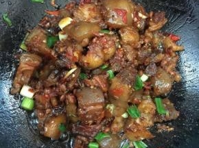 起锅前加入蒜苗翻炒均匀后，再加入适量鸡精调味即可！


