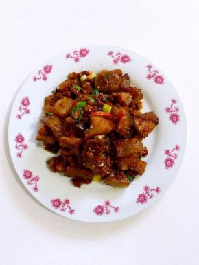 做好的酱烧腊猪蹄，酱香浓郁，颜色也很诱人，非常的下饭哦！


