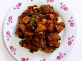 做好的酱烧腊猪蹄，酱香浓郁，颜色也很诱人，非常的下饭哦！


