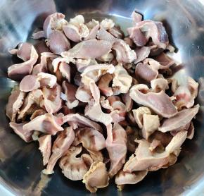 焯好水的鸡胗立即放入冷水中多冲洗几遍洗净沥干水份