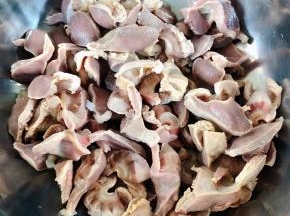 焯好水的鸡胗立即放入冷水中多冲洗几遍洗净沥干水份