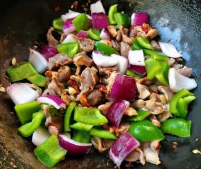 放入青椒和洋葱炒至断生