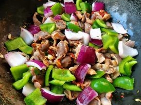 放入青椒和洋葱炒至断生