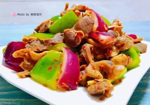 经典美味的孜然青椒洋葱炒鸡胗装入盘中就大功告成了