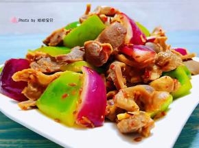 经典美味的孜然青椒洋葱炒鸡胗装入盘中就大功告成了