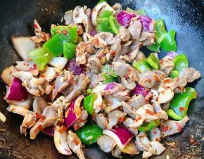 放入盐和味精大火快速翻炒