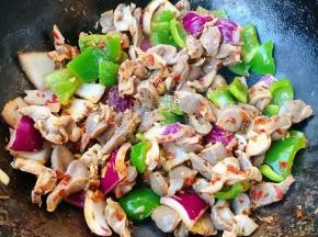 放入盐和味精大火快速翻炒