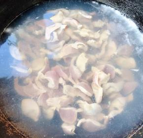 锅中烧开水放入鸡胗同时放入料酒焯水断生去除腥气和杂质