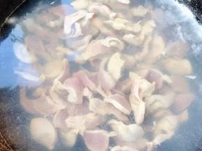 锅中烧开水放入鸡胗同时放入料酒焯水断生去除腥气和杂质