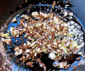 锅中放入底油加热放入葱姜蒜爆香再放入孜然炸香