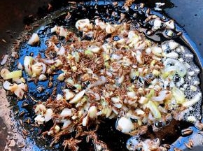 锅中放入底油加热放入葱姜蒜爆香再放入孜然炸香