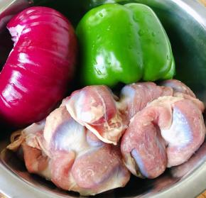 准备原材料新鲜鸡胗、洋葱去皮、青椒去籽洗净
