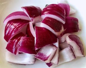 洋葱切成块状青椒也是同样切块状