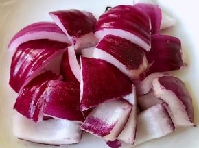 洋葱切成块状青椒也是同样切块状