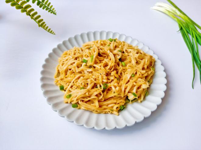 芝麻酱香葱拌面