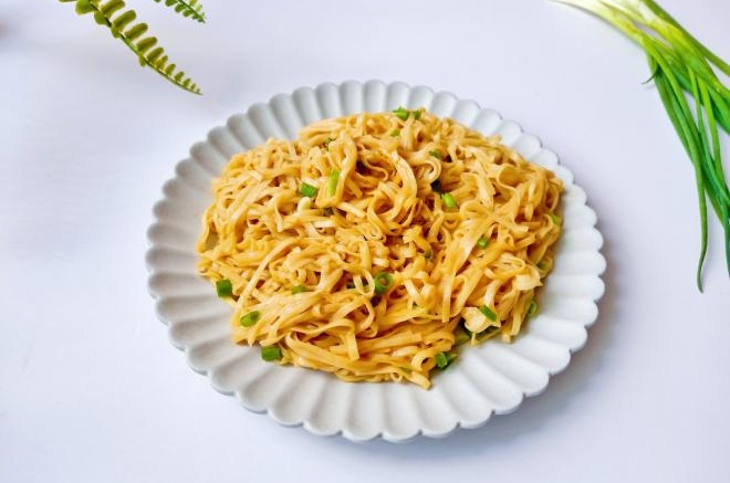 芝麻酱香葱拌面