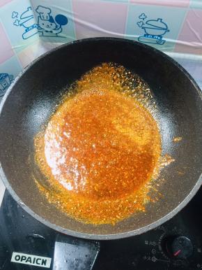 锅里留适量的底油，放入万能烧烤撒粉，盐，孜然粉，花椒粉，辣椒粉，糖，鸡精小火炒匀！