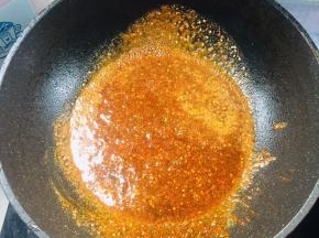 锅里留适量的底油，放入万能烧烤撒粉，盐，孜然粉，花椒粉，辣椒粉，糖，鸡精小火炒匀！