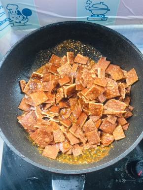 放入炸好的豆干翻炒均匀！