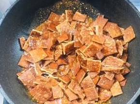 放入炸好的豆干翻炒均匀！