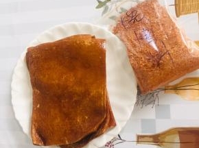 豆干要买这种薄一点的豆干，做出来的才有嚼劲儿，袋子里装的是我自己做的万能烧烤撒粉，具体做法前面有发帖，喜欢的可以去看看哦！