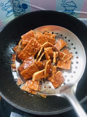 炸至豆干表皮起泡即可捞出控油备用！