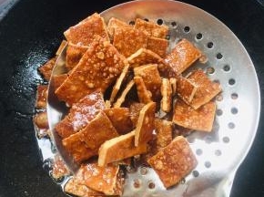 炸至豆干表皮起泡即可捞出控油备用！