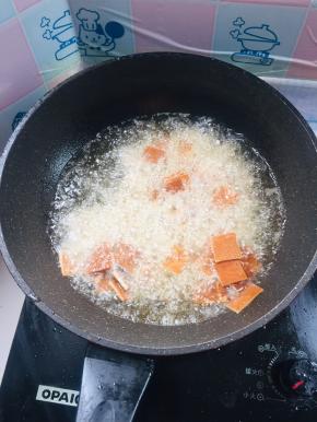 七成油温下锅，小火慢慢的炸！