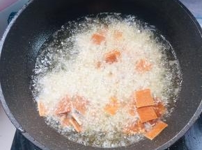 七成油温下锅，小火慢慢的炸！