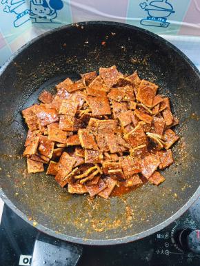 起锅前放入适量的熟黑芝麻炒匀即可！