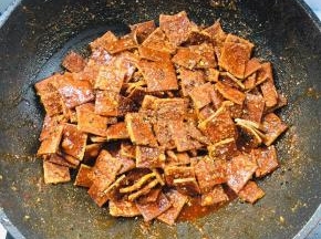 起锅前放入适量的熟黑芝麻炒匀即可！