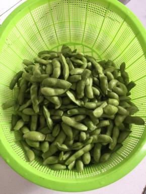 毛豆用剪刀剪去头尾，清洗干净后沥干水分备用！



