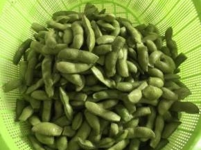 毛豆用剪刀剪去头尾，清洗干净后沥干水分备用！



