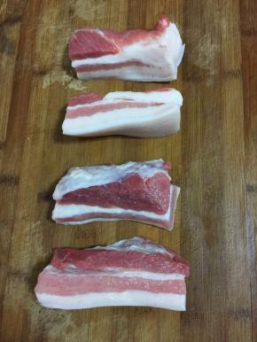 带皮五花肉洗干净，切成3公分左右的长条儿！


